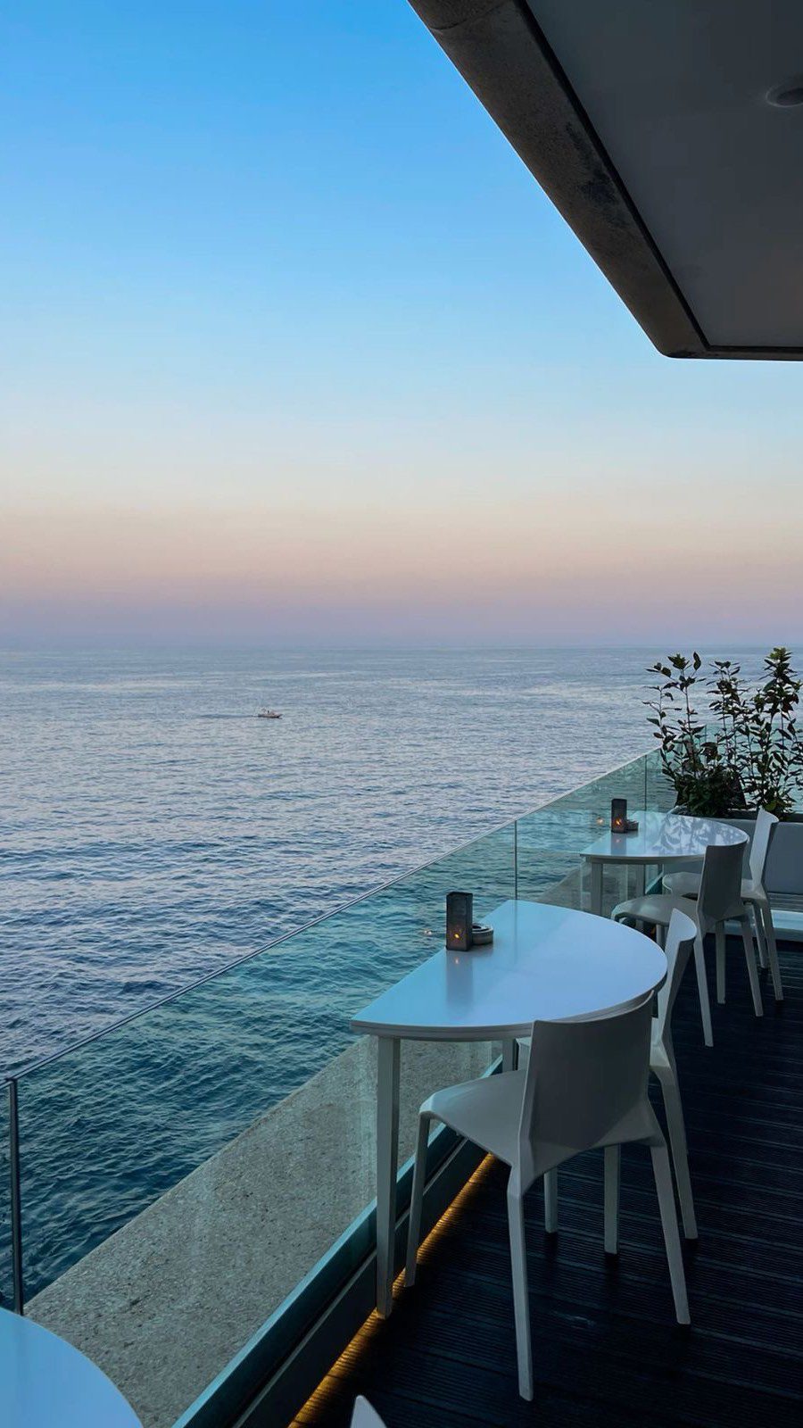 Depuis quatre ans, nous avons le plaisir d’accompagner @nobumontecarlo dans la création de son univers musical singulier 🎶
Nous imaginons la direction artistique et sélectionnons les talents qui donnent vie à l’atmosphère sonore du lieu ✨  Un partenariat fidèle, à l’image de l’élégance et du raffinement du Nobu Monte Carlo 🍸  #goodvibesagency #montecarlo #directionartistique