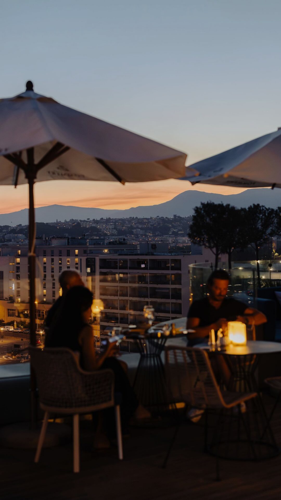 Cet été, le rooftop du Sheraton a vibré au rythme des DJ sets signés good vibes. Sound Design Agency. Un grand merci à l’équipe du @sheratonrooftop pour leur confiance et leur accueil sur ce lieu d’exception. 

Vous souhaitez créer une ambiance musicale unique pour vos événements ? Notre équipe conçoit des expériences sonores haut de gamme, adaptées à votre lieu et votre univers ✨

#livemusic #goodvibesagency #dj #coteazur
