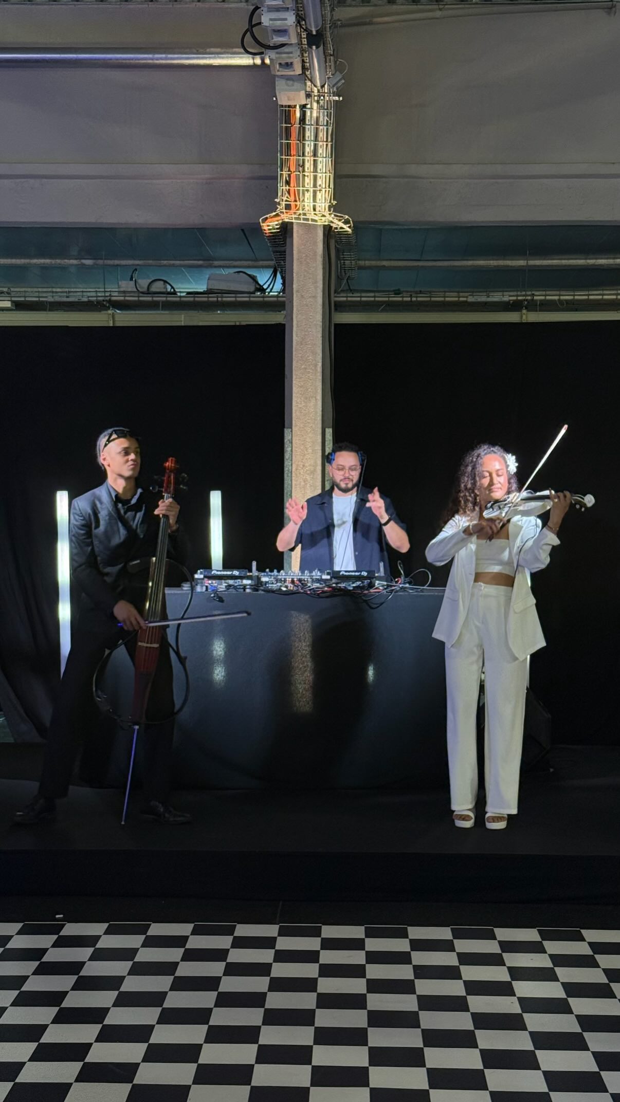 Dimanche, la soirée Exp’Hôtel a pris une toute autre dimension au Hangar 14 ✨
Nous avons imaginé une expérience artistique signature mêlant DJ, violoniste, violoncelliste, danseuse étoile, pour accompagner chaque moment du dîner jusqu’à la fin de soirée.
Un vrai travail de scénographie sonore et artistique, pensé sur-mesure pour l’événement 🎶  #livemusic #goodvibesagency #bordeaux