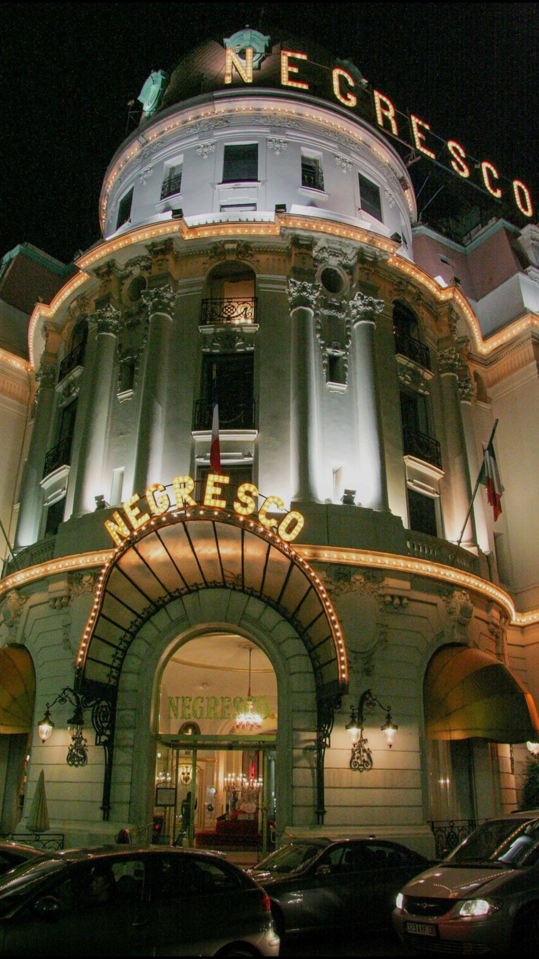 À l’occasion du Grand Bal de @hotel_lenegresco , organisé en partenariat avec @cote.magazine , notre trio DJ, chanteuse et saxophoniste a créé une atmosphère vibrante sous le Salon Royal ✨  Une soirée caritative pleine de grâce et d’énergie musicale que nous avons eu le plaisir d’accompagner. 
Un moment suspendu, riche en émotions et en Good Vibes.  #livemusic #goodvibesagency #coteazur