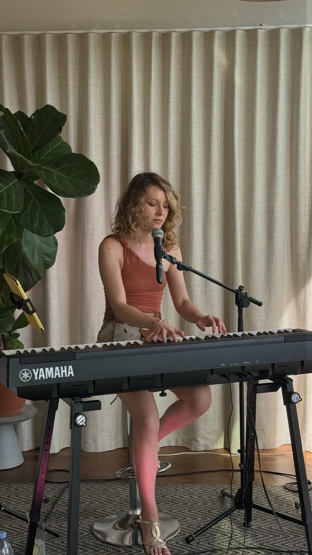 La saison estivale est lancée sur le Rooftop @gina_bdx de l’hôtel Renaissance Bordeaux ✨

Une pianiste - chanteuse pour accompagner cette belle soirée sur le thème « Variétés françaises », une ambiance à ciel ouvert et les premières soirées d’été qui s’installent doucement.

#livemusic #goodvibesagency #directionartistique #music