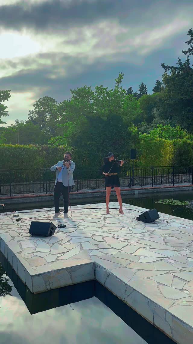 Duo de violons, écrin de verdure et lumière de fin de journée — l’alliance parfaite pour un événement d’exception à @leparkmougins ✨🎻