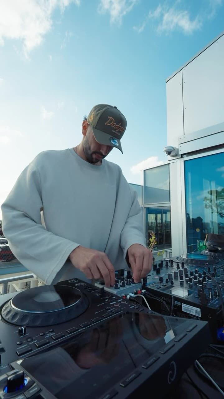 Rooftop session - Sunset by @gina_bdx 

Un moment de parenthèse au-dessus de la ville.
L’expérience a pleinement pris forme : une énergie singulière, plus subtile que l’intensité d’un club, plus aérienne, plus confidentielle.

DJ : @tchessmusic 
Vidéo : @creative_craps_agency